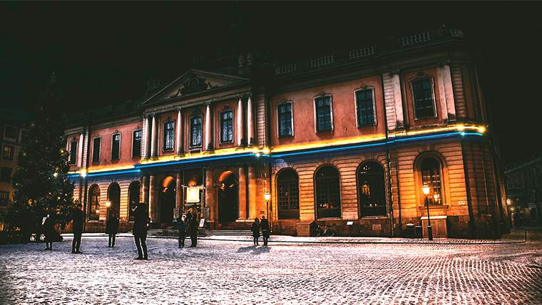 760x428_Ljusinstallationen Ledsagare_Nobel Prize Museum_Pressbild.png