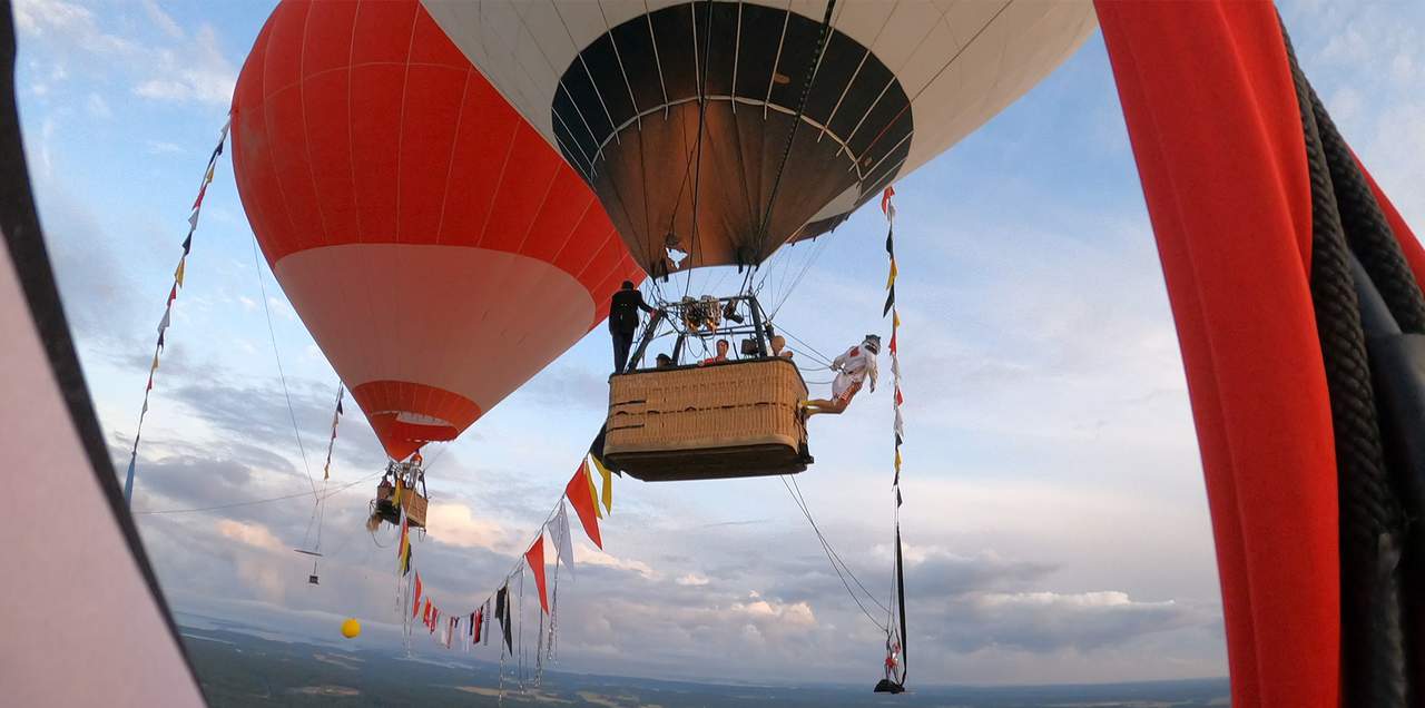 Luftballong med akrobater från föreställningen Pust av Stockholms kulturfestival