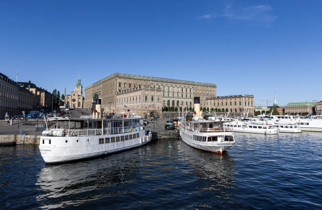 Boats in front of Royal Palace