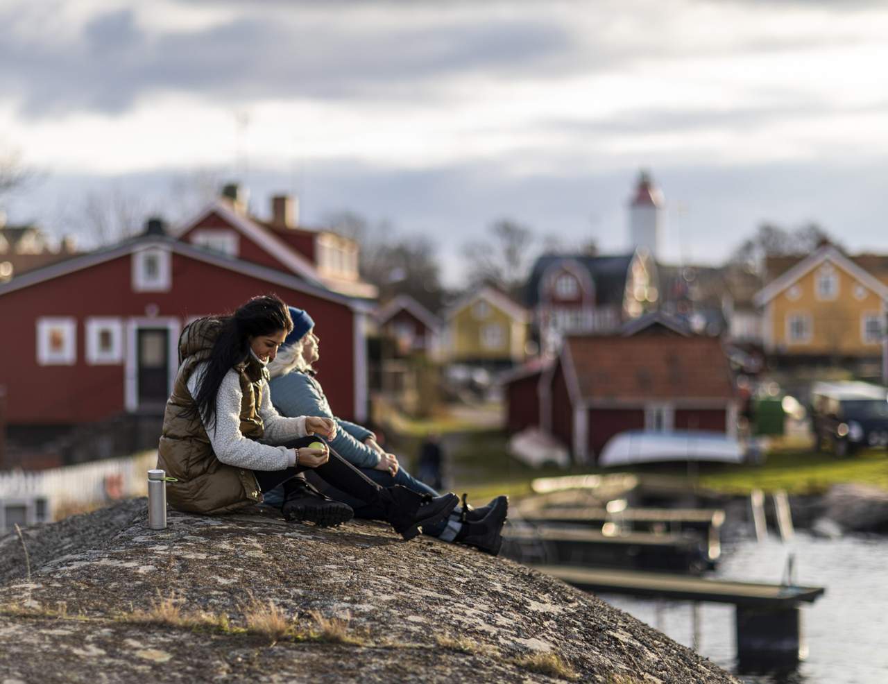 Två kvinnor fikar utomhus i Stokholms skärgård
